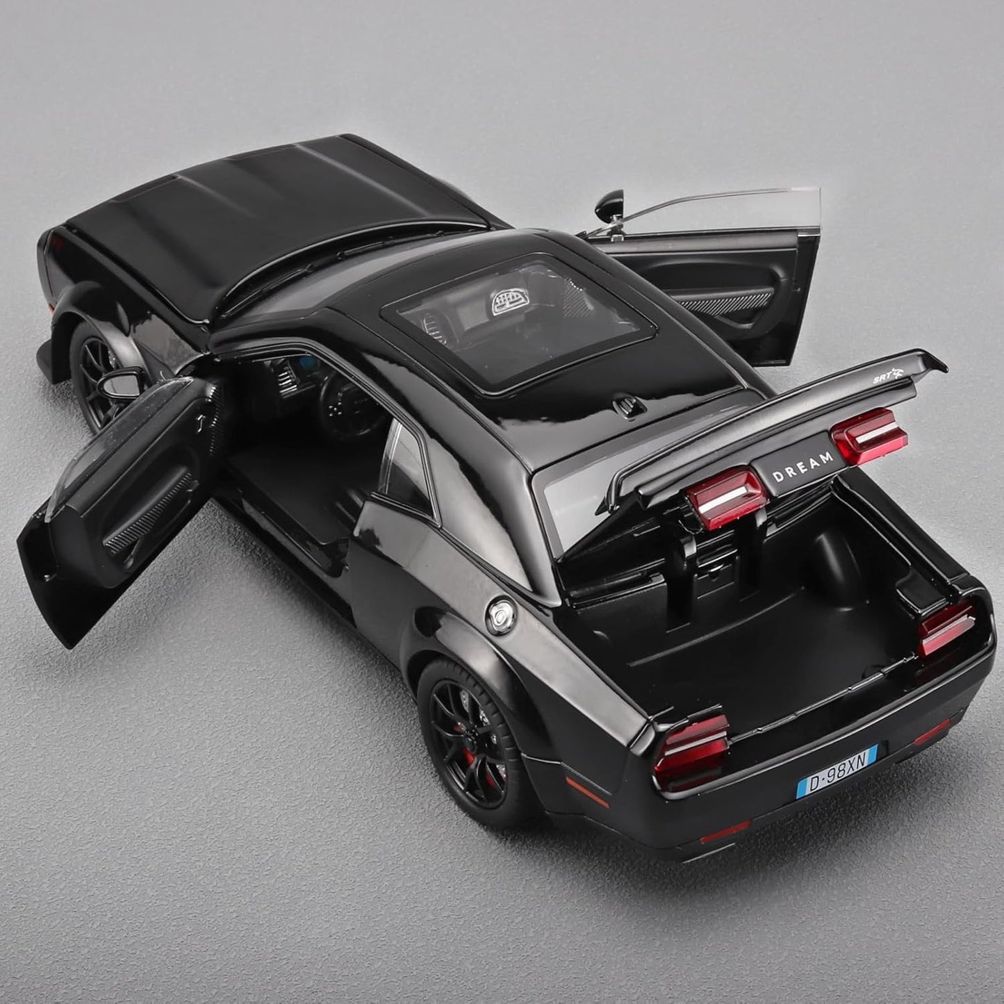 Dodge Challenger SRT Hellcat 1:24 diecast scale model car